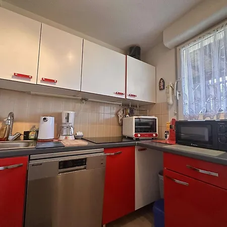 2p Avec Balcon A 700m De La - Fr-1-246a-369